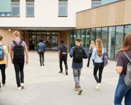 "Saône-et-Loire : un lycéen chargé et ouvert au genou par un sanglier dans la cour de l'école"