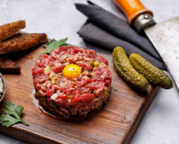 "Tartare de chevreuil : une recette raffinée signée FNC et le chef Matthieu Payet-Godel"