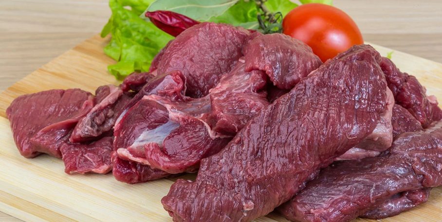 "Aveyron : les chasseurs offrent 42 kg de cerf au Secours Populaire pour Noël"