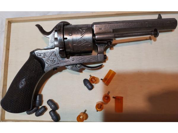 Revolver calibre 7mm à broches type lefaucheux avec 6 cartouches Spalek rechargeables