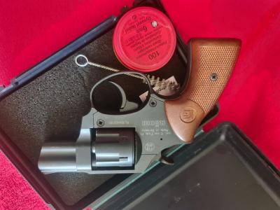 Vends pistolet d alarme 6mm de marque ROHM avec une cinquantaine de cartouches excellent pour l entraînement des jeunes chiens de chasse pour leur éviter par la suite la peur du coup de fusil