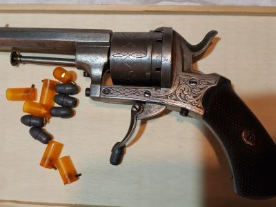 Revolver calibre 7mm à broches type lefaucheux avec 6 cartouches Spalek rechargeables