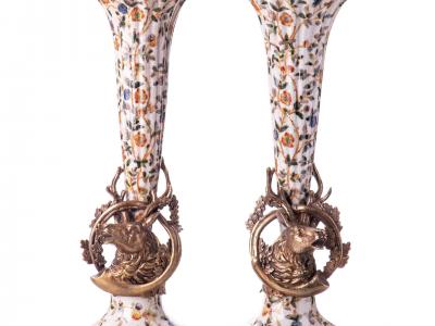 vase avec deco en bronze  de cerf